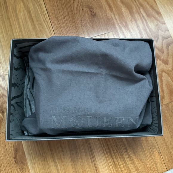 ALEXANDER MCQUEEN
Black Goatskin Leather Box Bag 19 - Picture 14 of 15